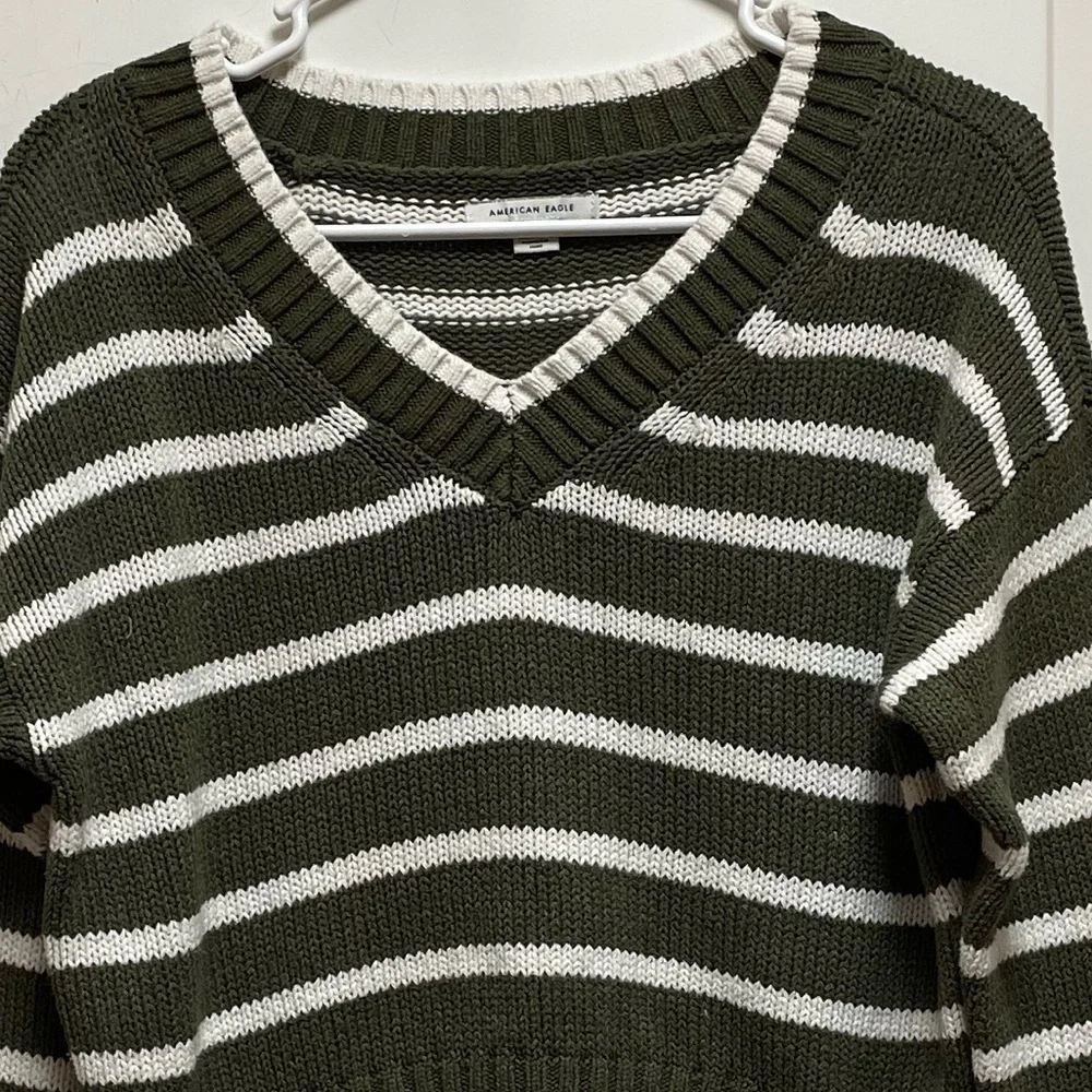 American Eagle Sz XS Army Green Cream Striped V-Neck Cropped Long Sleeve Sweater